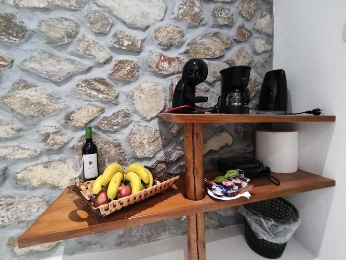 Woodstone Studios & Apartments Santorini Pyrgos Kallistis Ngoại thất bức ảnh